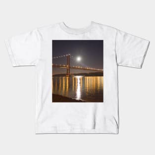 Lua cheia. Lisbon. Full moon. Kids T-Shirt